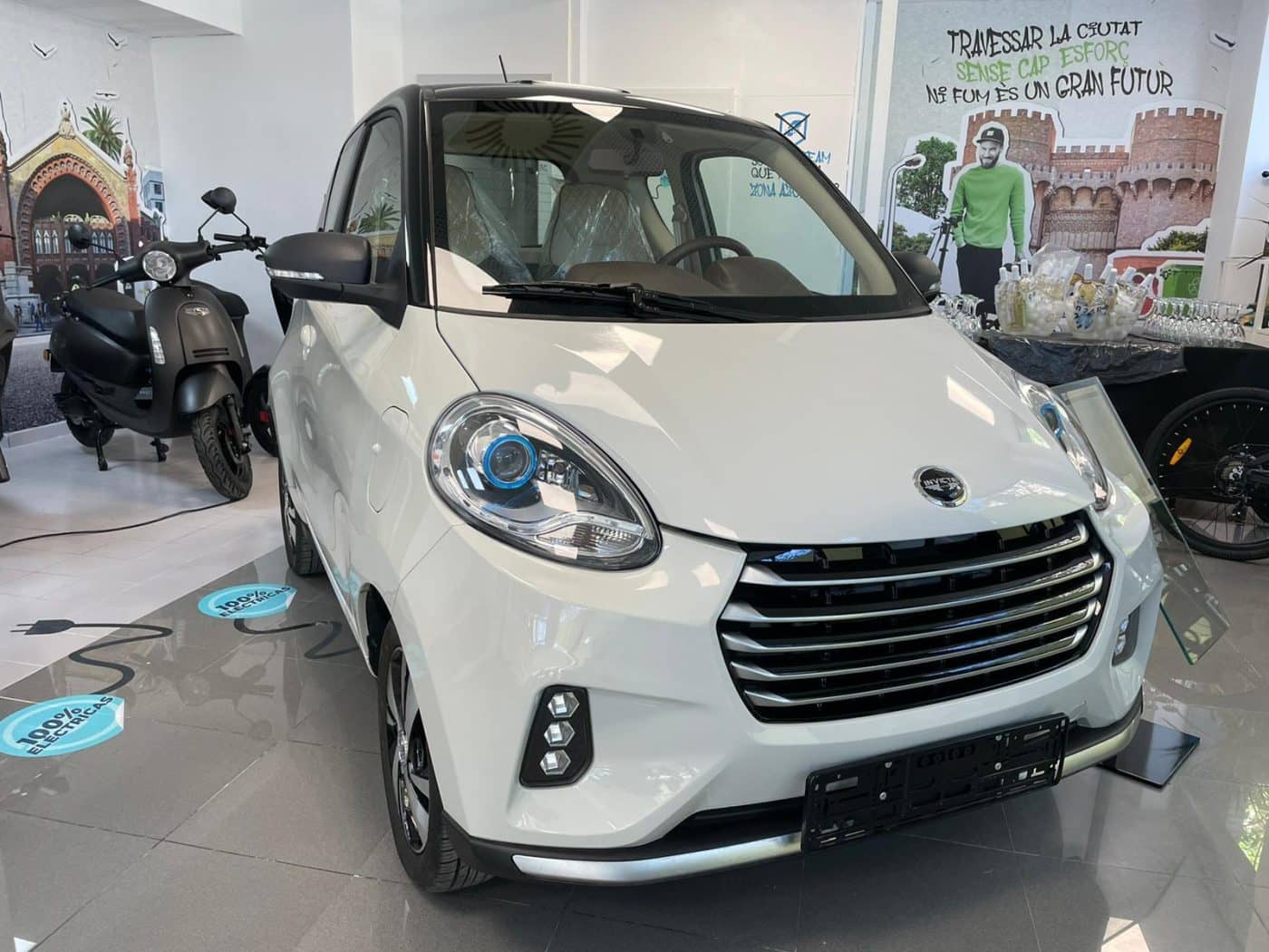 Presentación del Invicta D2S en concesionario, enfocando su frontal.