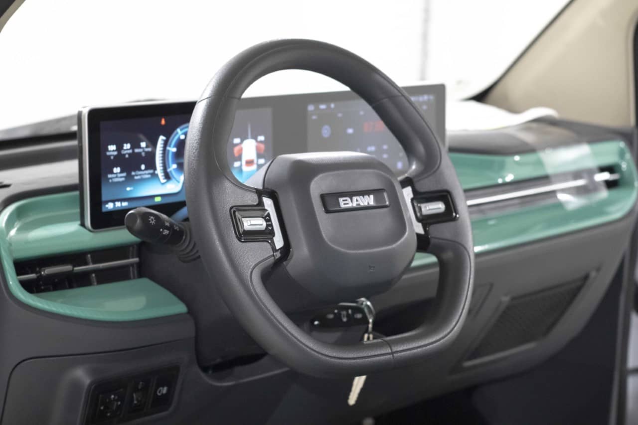 Puesto de conducción con instrumentación digital y pantalla táctil.