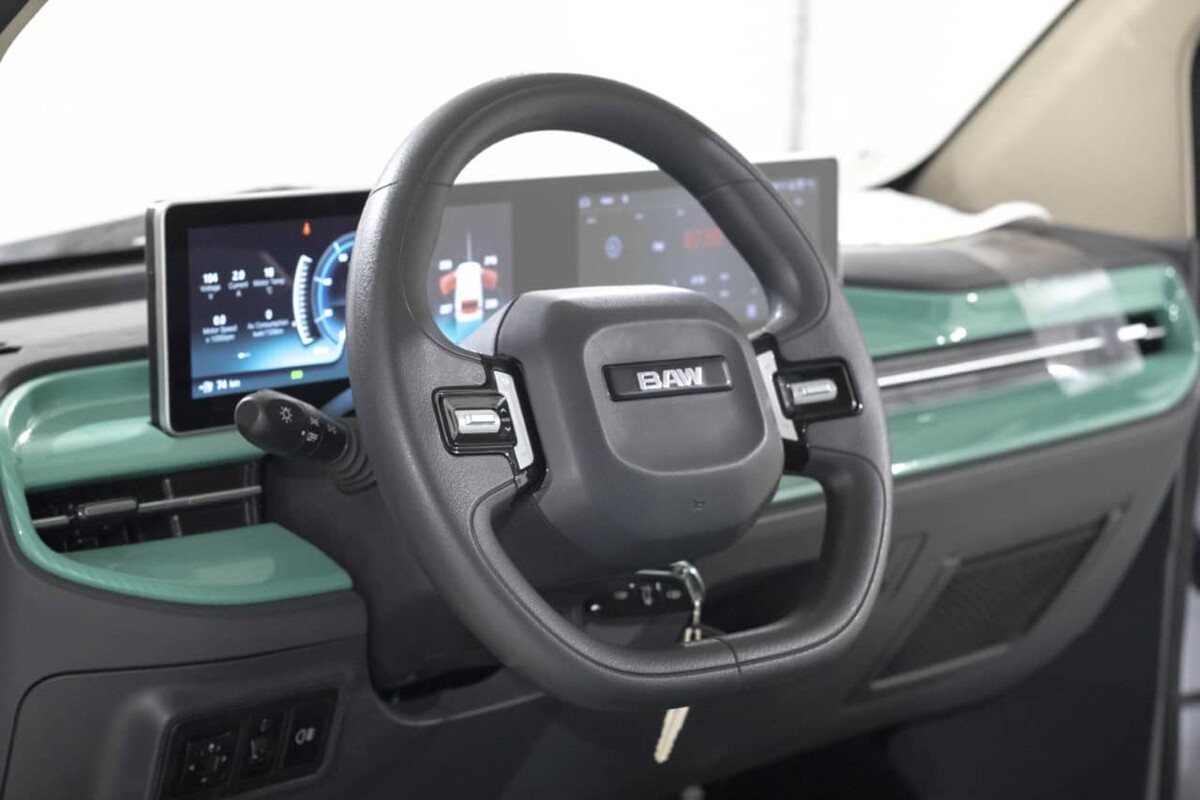 Puesto de conducción con instrumentación digital y pantalla táctil. Puesto de conducción con instrumentación digital y pantalla táctil.