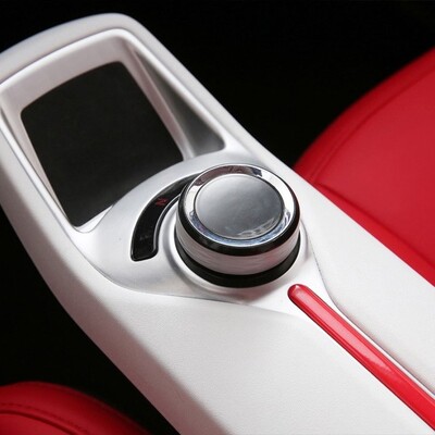 Detalle de la consola central del Invicta Pony, enfoque en el diseño ergonómico. Detalle de la consola central del Invicta Pony, enfoque en el diseño ergonómico.