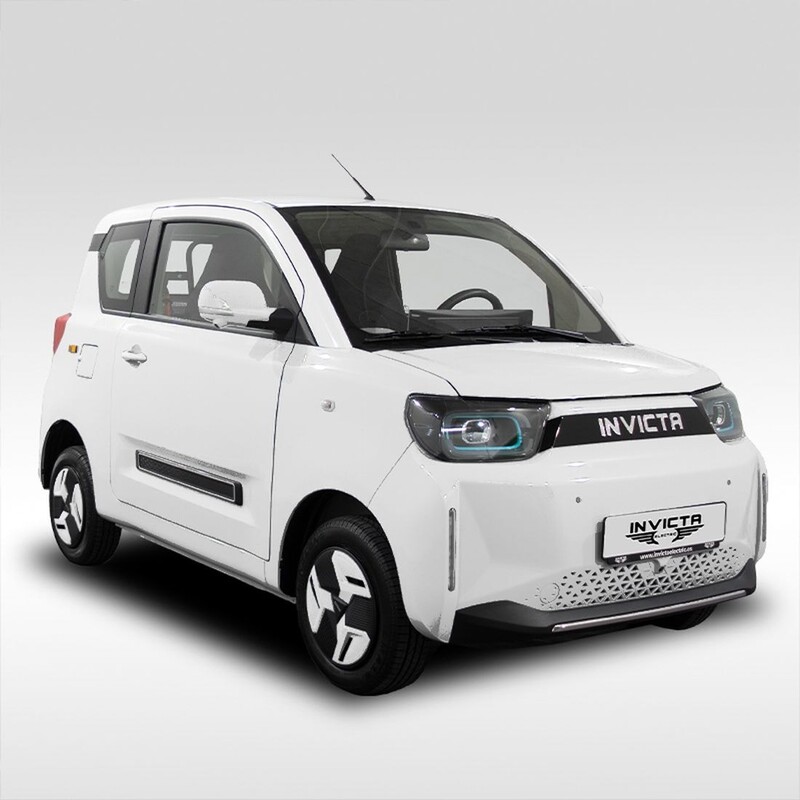 Invicta Pony en color blanco, mostrando un perfil limpio y contemporáneo. Invicta Pony en color blanco, mostrando un perfil limpio y contemporáneo.