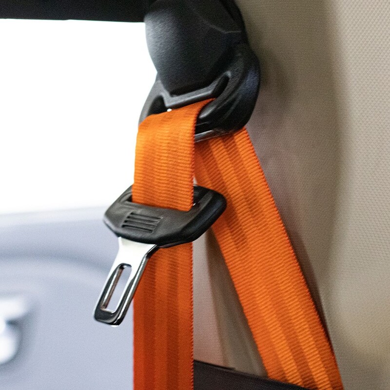 Detalle del cinturón de seguridad naranja, aportando un toque deportivo. Detalle del cinturón de seguridad naranja, aportando un toque deportivo.