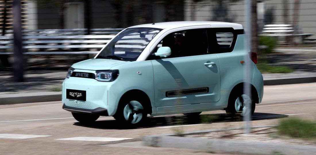 Captura dinámica del Invicta Pony en tránsito, enfatizando su agilidad en ciudad.