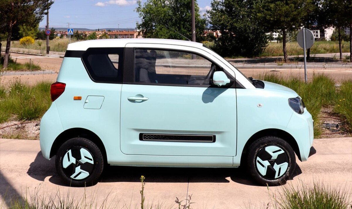 El Invicta Pony aparcado, demostrando su adaptabilidad al entorno urbano. El Invicta Pony aparcado, demostrando su adaptabilidad al entorno urbano.