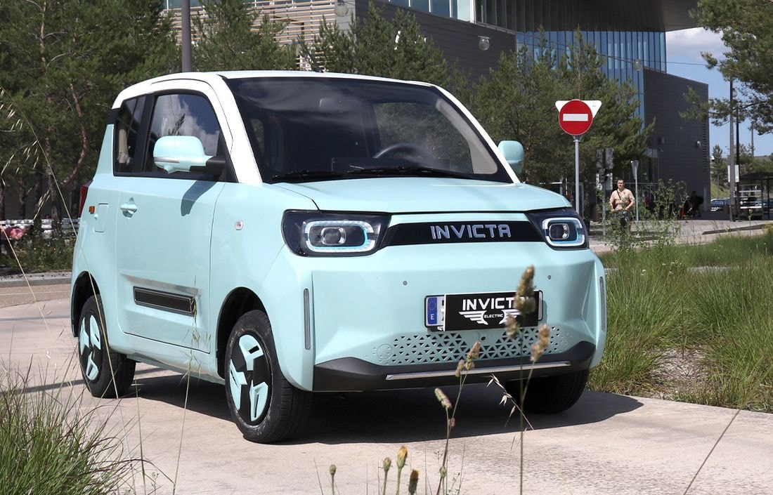 Toma frontal del Invicta Pony ante un fondo contemporáneo, enfatiza su carácter urbano.