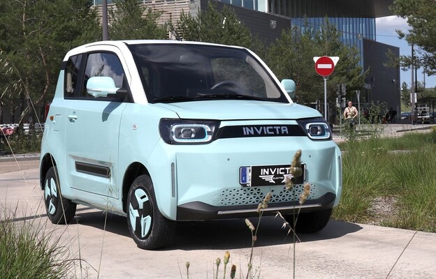 Toma frontal del Invicta Pony ante un fondo contemporáneo, enfatiza su carácter urbano. Toma frontal del Invicta Pony ante un fondo contemporáneo, enfatiza su carácter urbano.