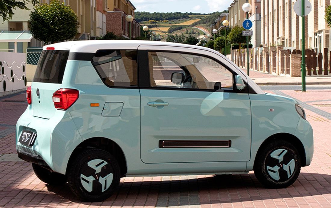 Ángulo que muestra la parte trasera y lateral del vehículo, destacando la silueta.