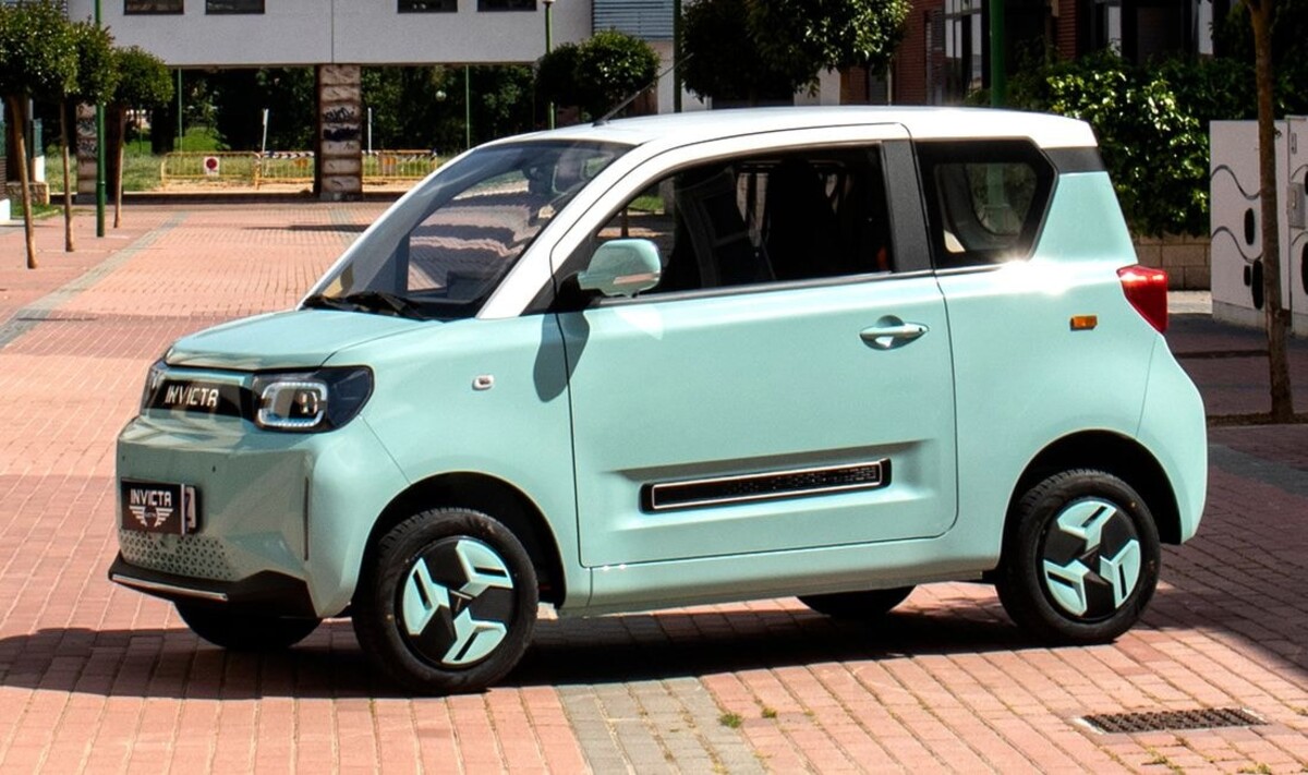 Vista lateral completa del Invicta Pony, resaltando su silueta compacta. Vista lateral completa del Invicta Pony, resaltando su silueta compacta.