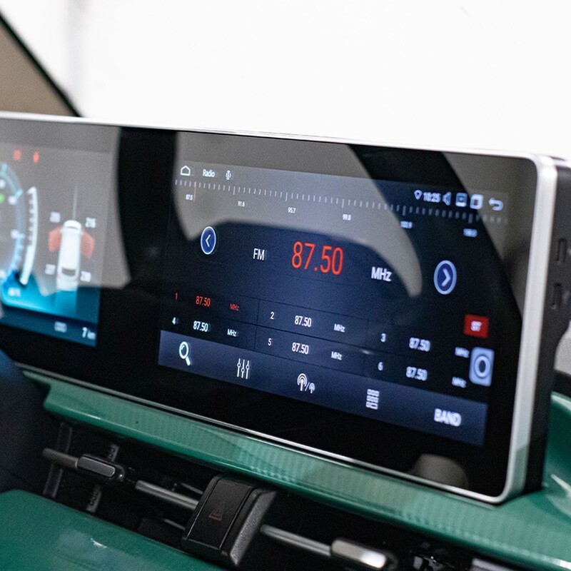 Pantalla multimedia táctil de alta resolución en el tablero. Pantalla multimedia táctil de alta resolución en el tablero.