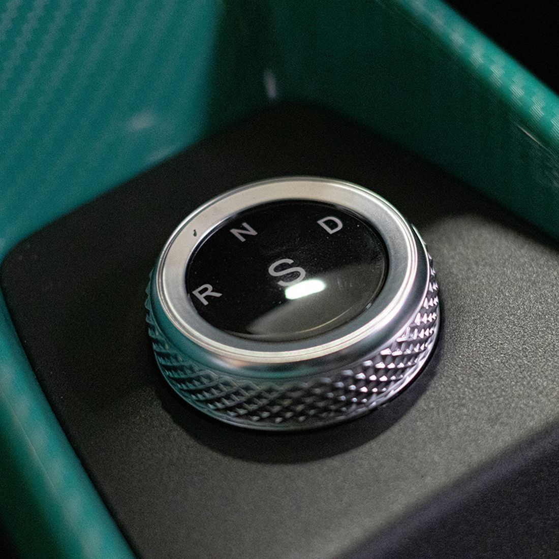 Selector de marchas giratorio, con acabado ergonómico y moderno.