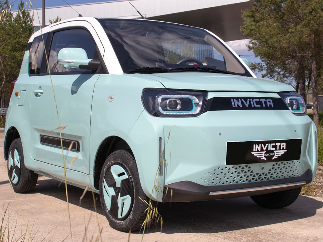 Imagen que resalta el diseño fronto-lateral del coche en un entorno urbano.