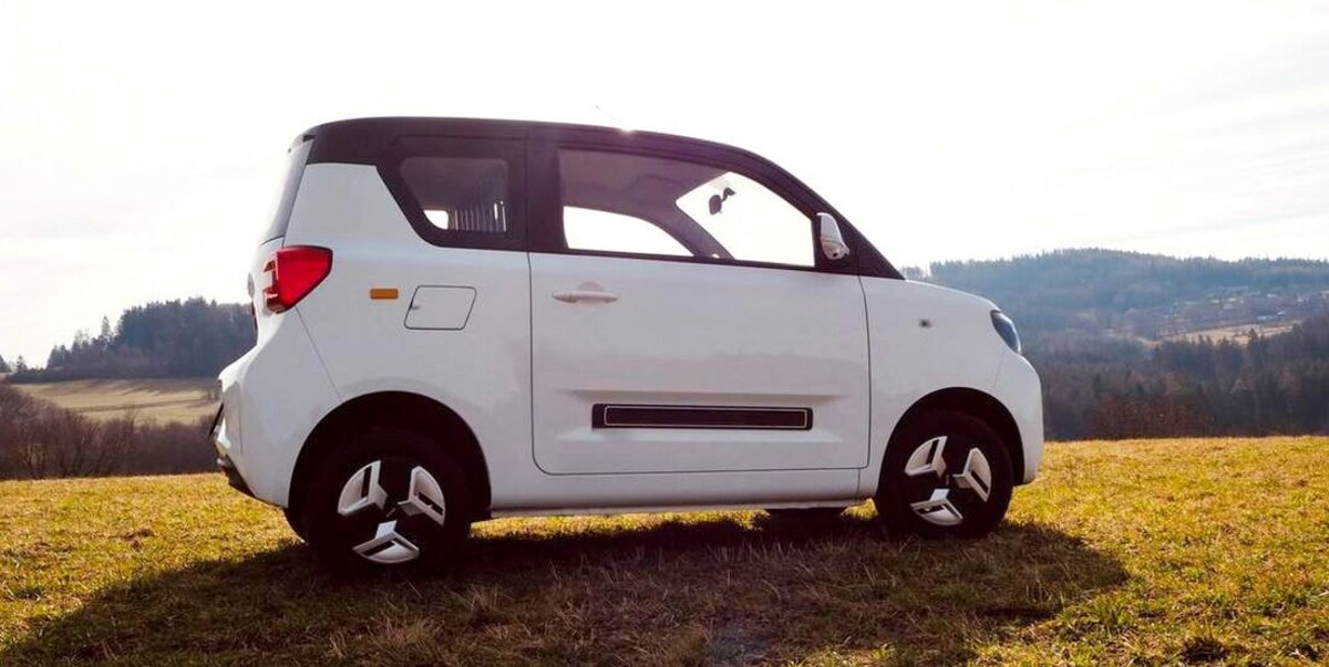 Captura del coche en un entorno natural, fusionando eco-amigabilidad y diseño. Captura del coche en un entorno natural, fusionando eco-amigabilidad y diseño.