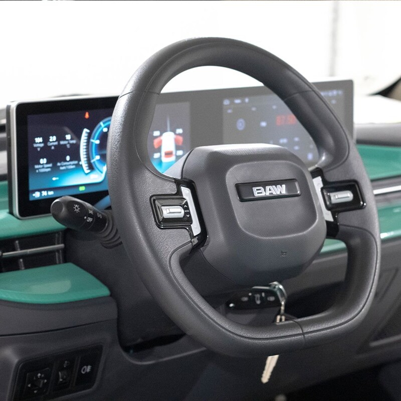 Vista del volante y el panel de instrumentos, reflejando tecnología y modernidad. Vista del volante y el panel de instrumentos, reflejando tecnología y modernidad.