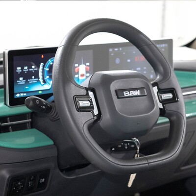 Vista del volante y el panel de instrumentos, reflejando tecnología y modernidad. Vista del volante y el panel de instrumentos, reflejando tecnología y modernidad.