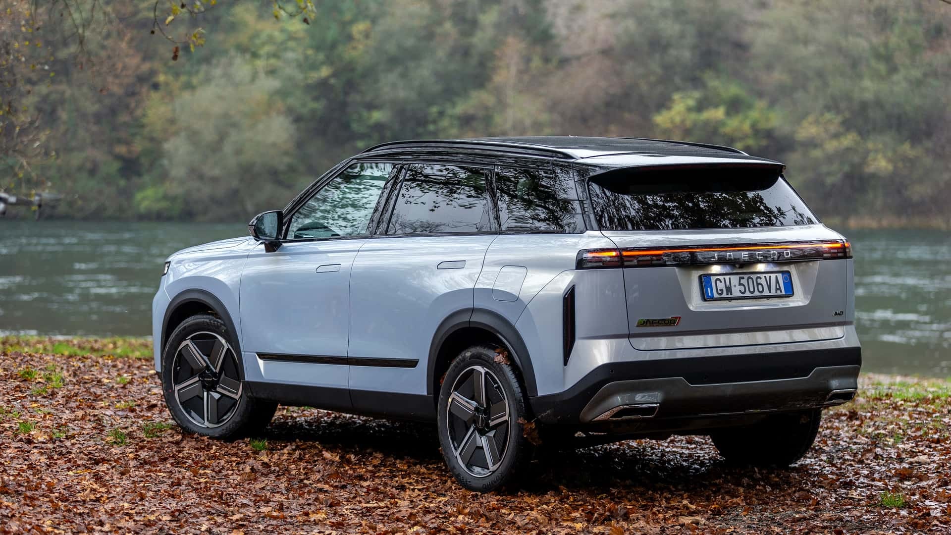 Vista del frontal del Jaecoo 7, mostrando su diseño robusto y elegante.