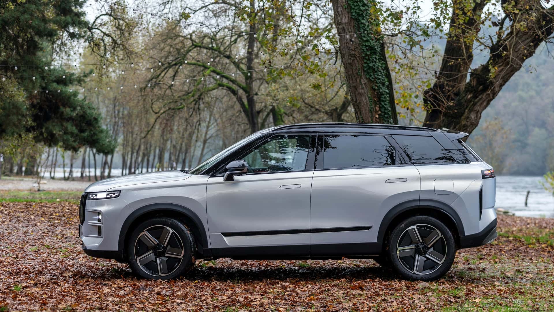 Perspectiva trasera del Jaecoo 7, destacando su estilo moderno.