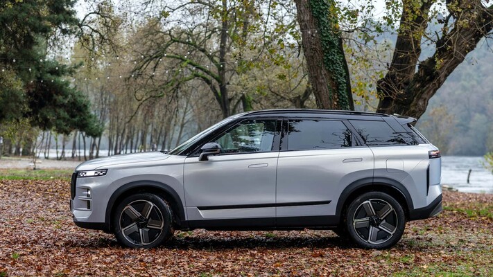 Perspectiva trasera del Jaecoo 7, destacando su estilo moderno. Perspectiva trasera del Jaecoo 7, destacando su estilo moderno.