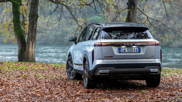 Perfil lateral del Jaecoo 7, resaltando sus lineas aerodinámicas. Perfil lateral del Jaecoo 7, resaltando sus lineas aerodinámicas.