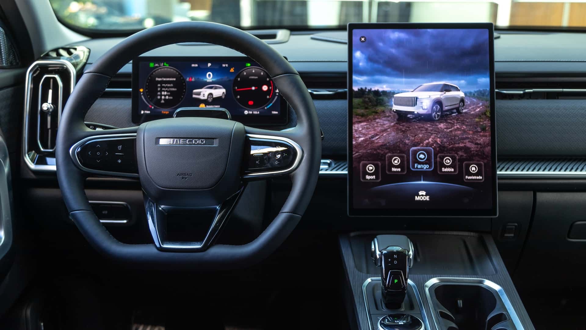 Vista posterior del Jaecoo 7, mostrando su atractivo diseño y luces.