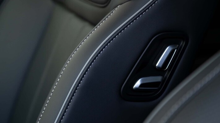 Vista del panel de control del Jaecoo 7, enfatizando su tecnología. Vista del panel de control del Jaecoo 7, enfatizando su tecnología.