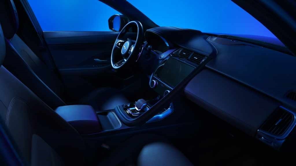Cabina del Jaguar E-Pace Híbrido con iluminación ambiental en azules.