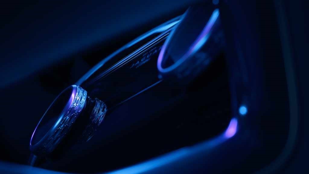 Detallada toma nocturna del faro del Jaguar E-Pace Híbrido, con enfoque en diseño