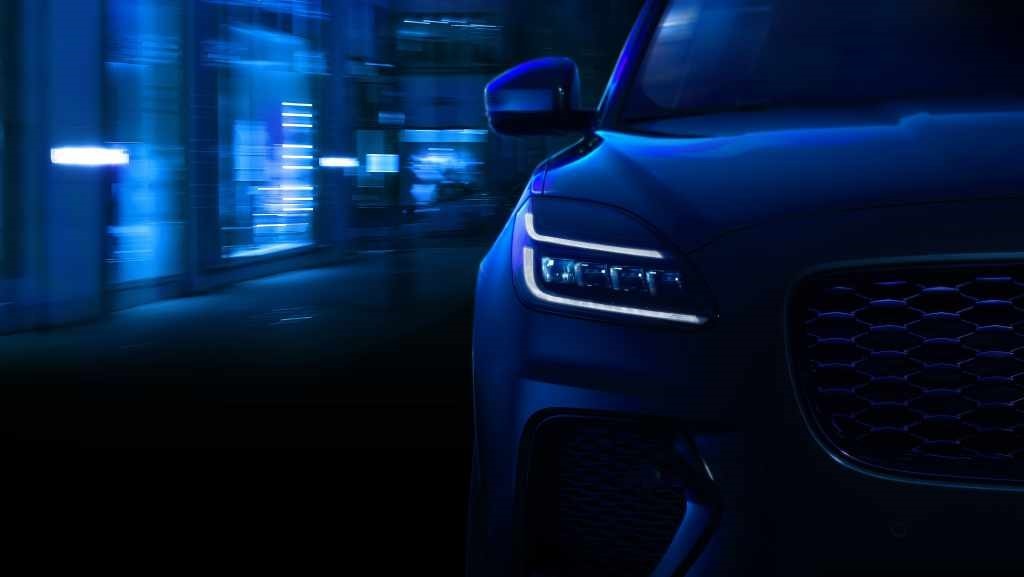 Primer plano del Jaguar E-Pace que capta los detalles de su iluminación moderna y diseño frontal.