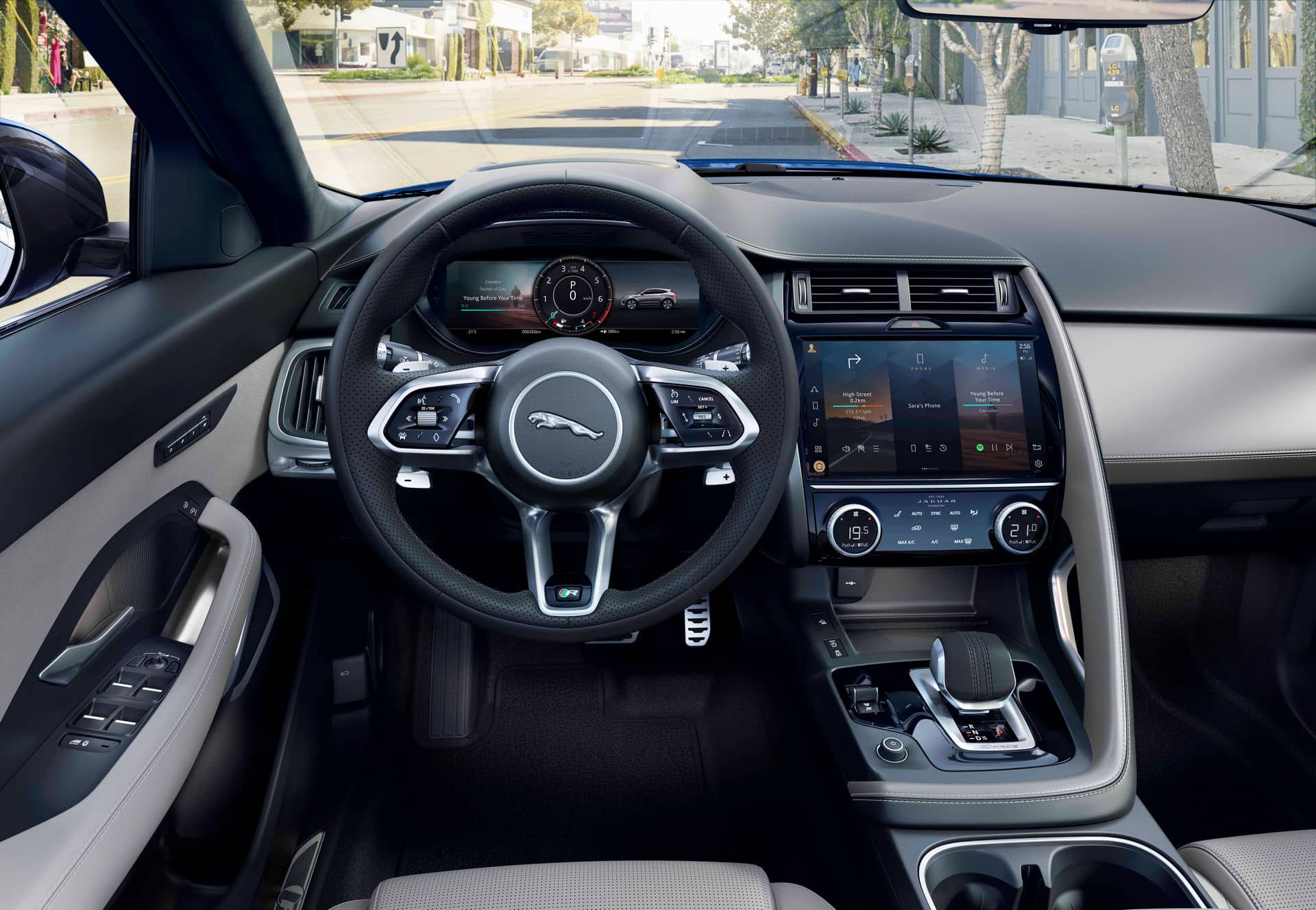 Cabina del Jaguar E-Pace híbrido, mostrando volante y consola central.