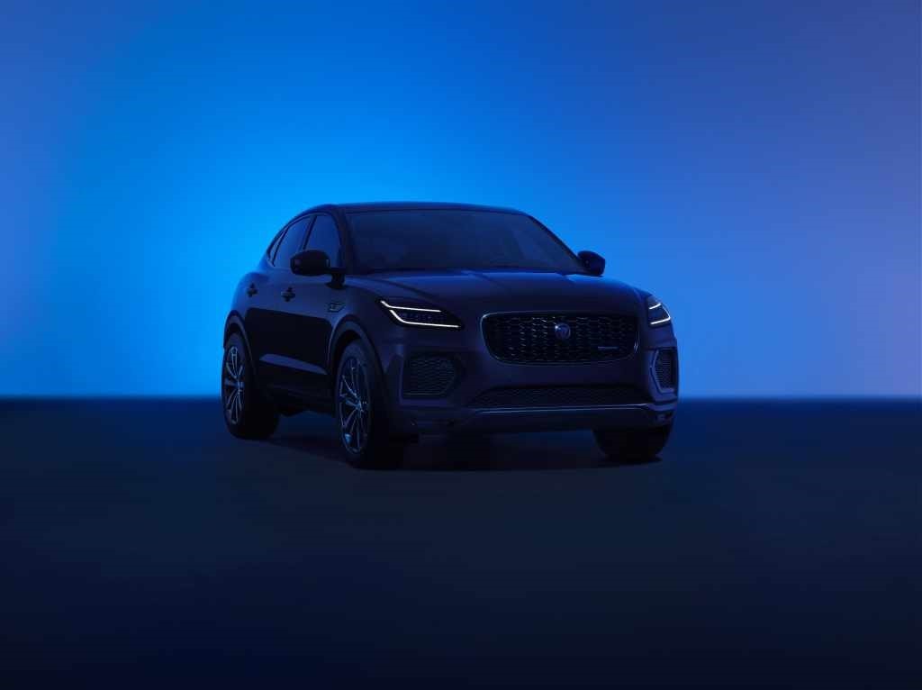 Imagen artística del Jaguar E-Pace destacando su iluminación y diseño atractivo.