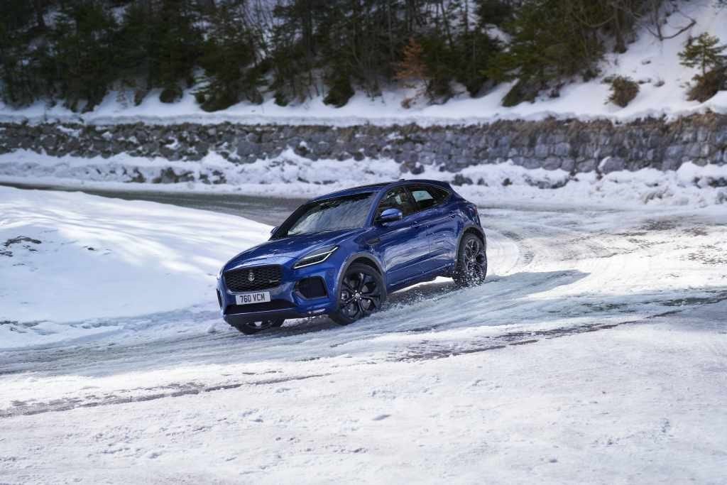 El Jaguar E-Pace Híbrido en entorno invernal, demostrando sus capacidades.