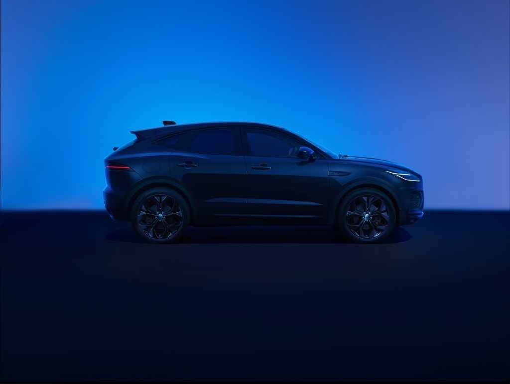 Jaguar E-Pace Híbrido mostrado en perfil, iluminación en tono azul.