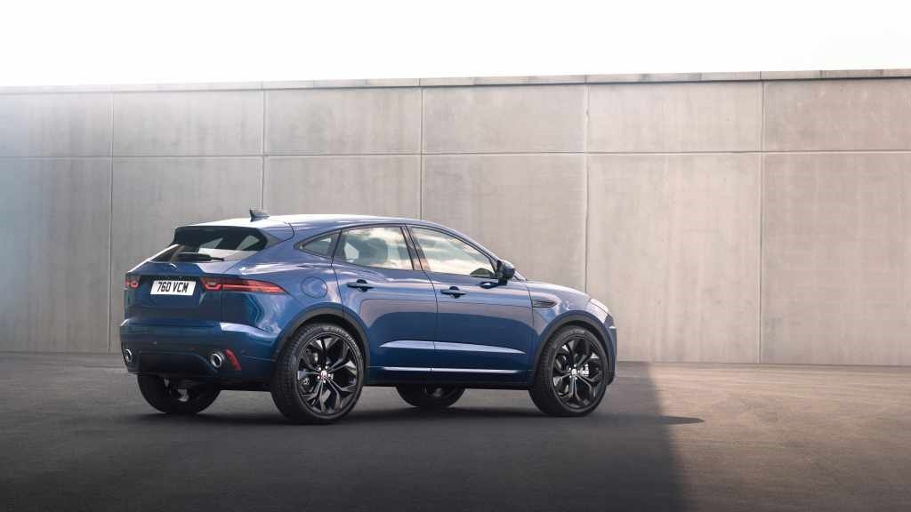 Perfil del Jaguar E-Pace Híbrido mostrando la línea deportiva y dinámica