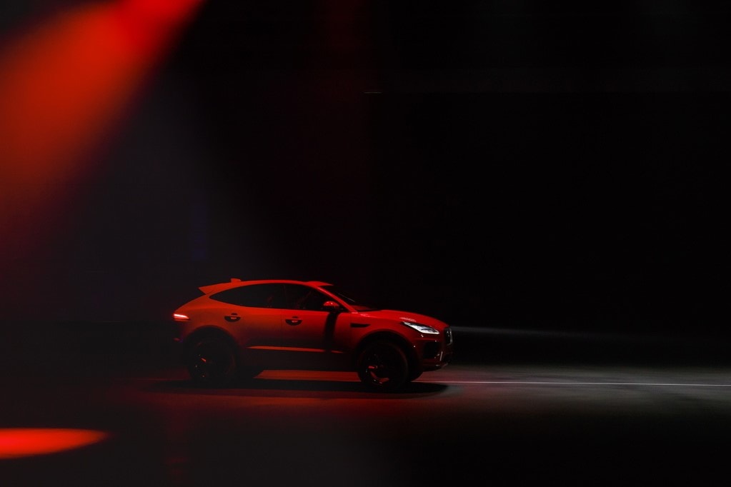 Vista lateral del Jaguar E-Pace Híbrido bajo iluminación dramática