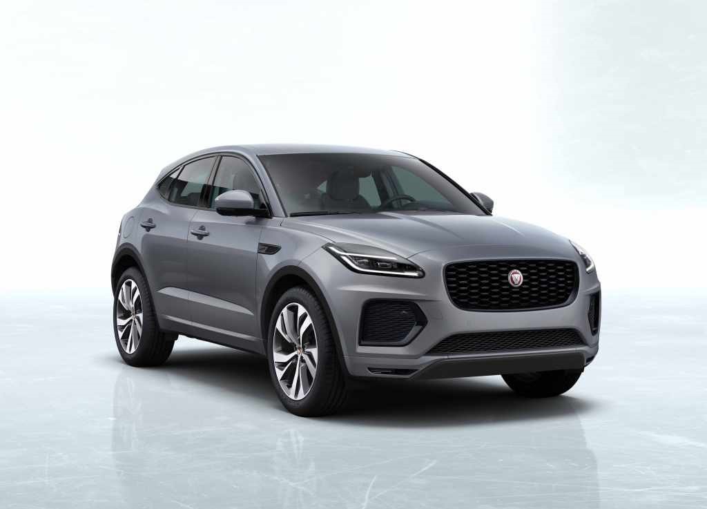 Vista frontal del Jaguar E-Pace Híbrido en estudio.