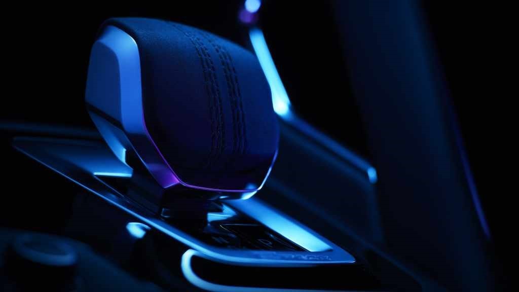 Selector de marchas del Jaguar E-Pace Híbrido con iluminación ambiental.