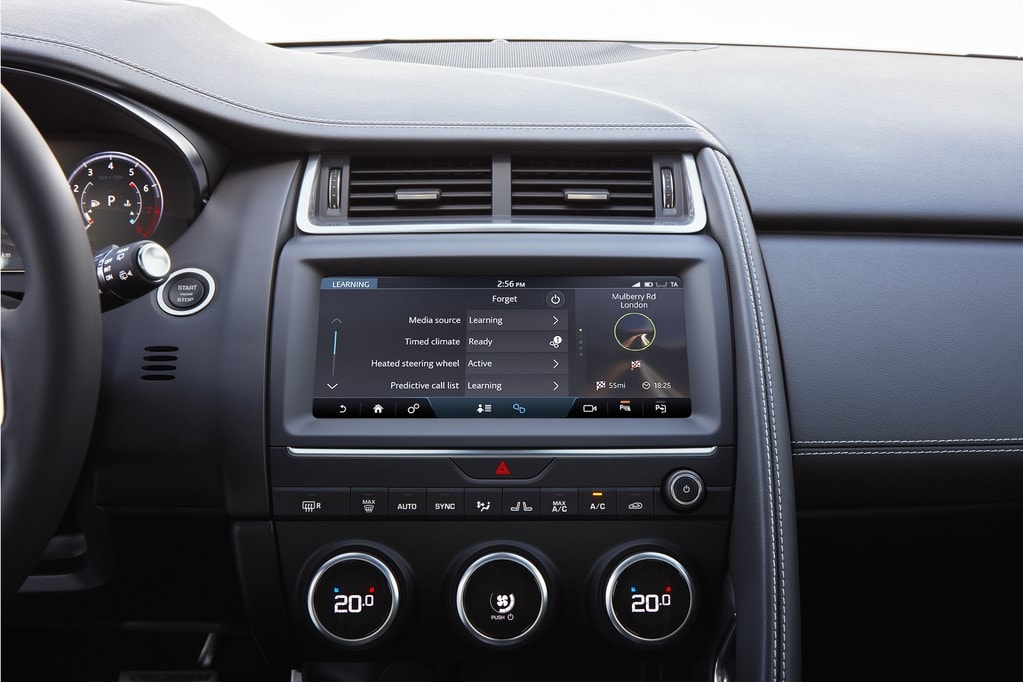Sistema de infotainment del Jaguar E-Pace que muestra su tecnología y conectividad avanzada.