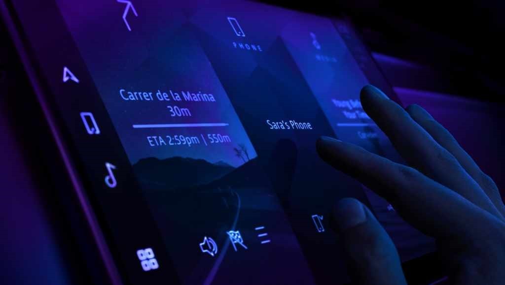 Sistema de infotenimiento táctil en uso dentro del Jaguar E-Pace Híbrido