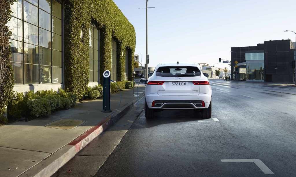 Trasera del Jaguar E-Pace Híbrido mostrando su diseño estilizado y urbanita.