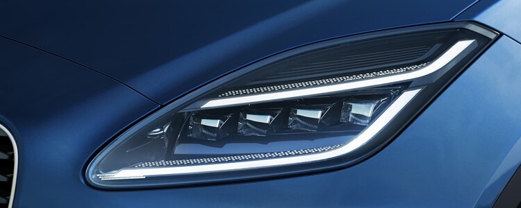 Primer plano del faro LED del Jaguar E-Pace, destacando su tecnología de iluminación. Primer plano del faro LED del Jaguar E-Pace, destacando su tecnología de iluminación.