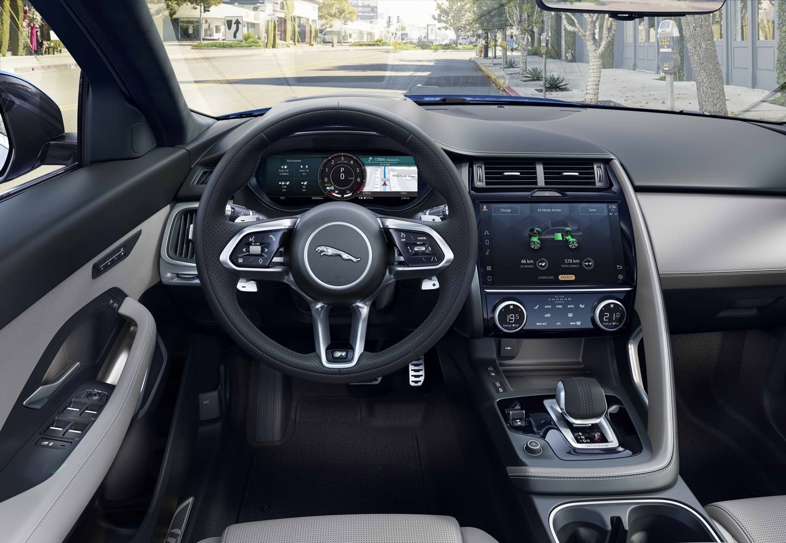 Cabina del Jaguar E-Pace con énfasis en el volante y la instrumentación.