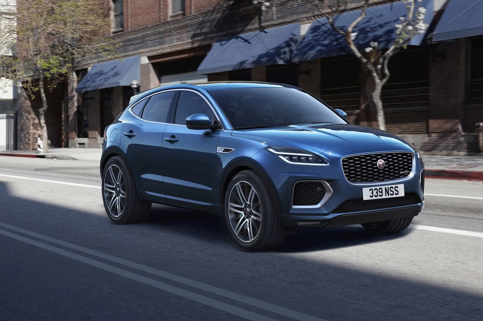 Imagen del E-Pace en azul recorriendo la ciudad, enfatizando su diseño adaptativo.