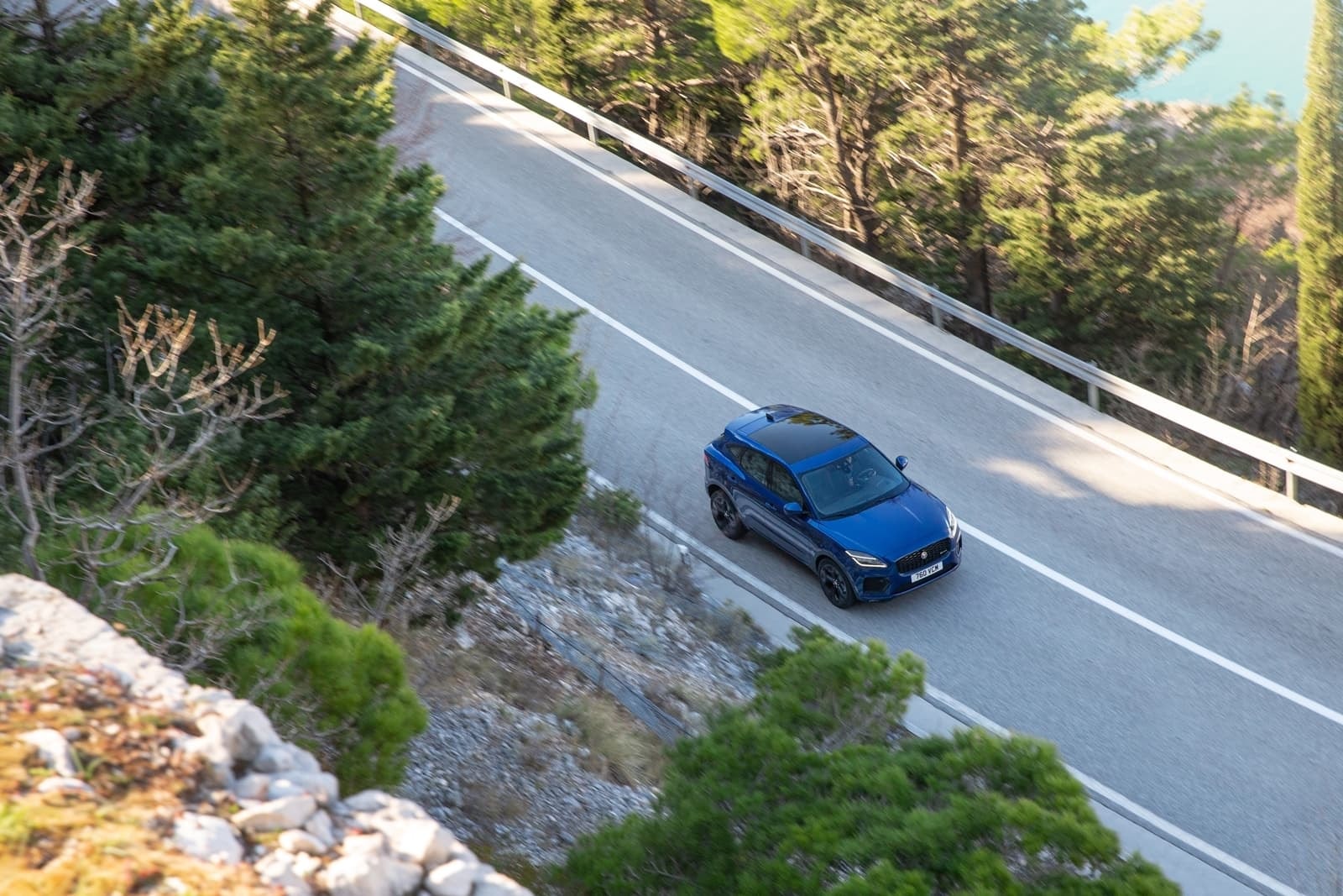 Imagen del Jaguar E-Pace en carretera de montaña, entorno natural.