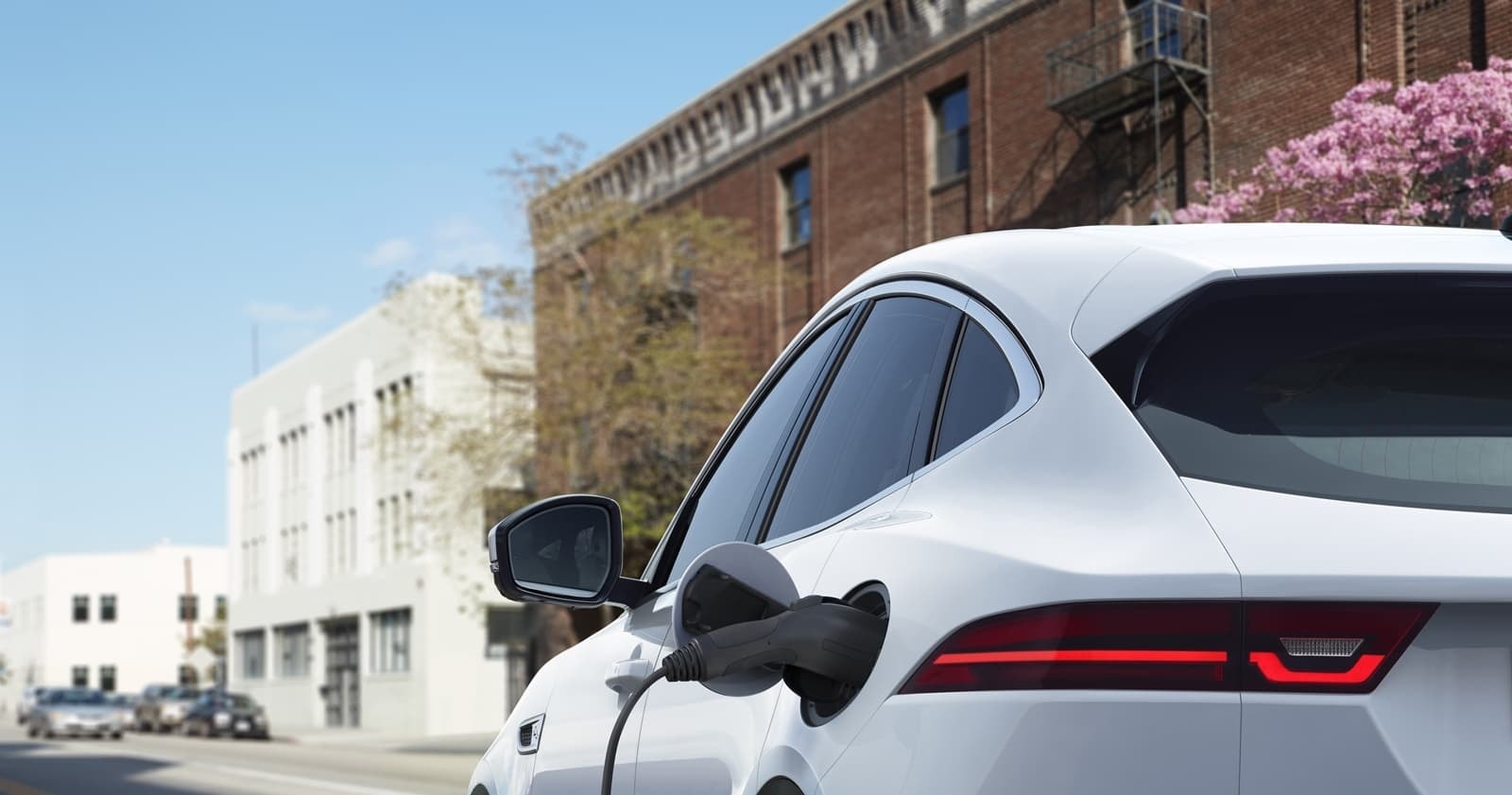 Vista lateral con detalle del punto de carga del Jaguar E-Pace.