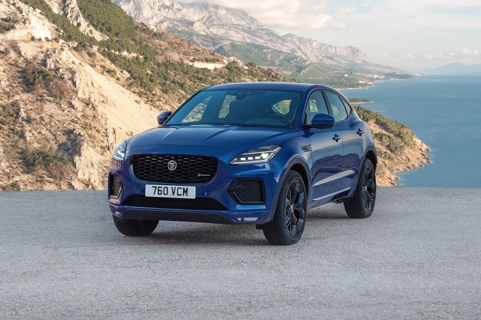 Vista delantera del Jaguar E-Pace destacando su parrilla y faros característicos