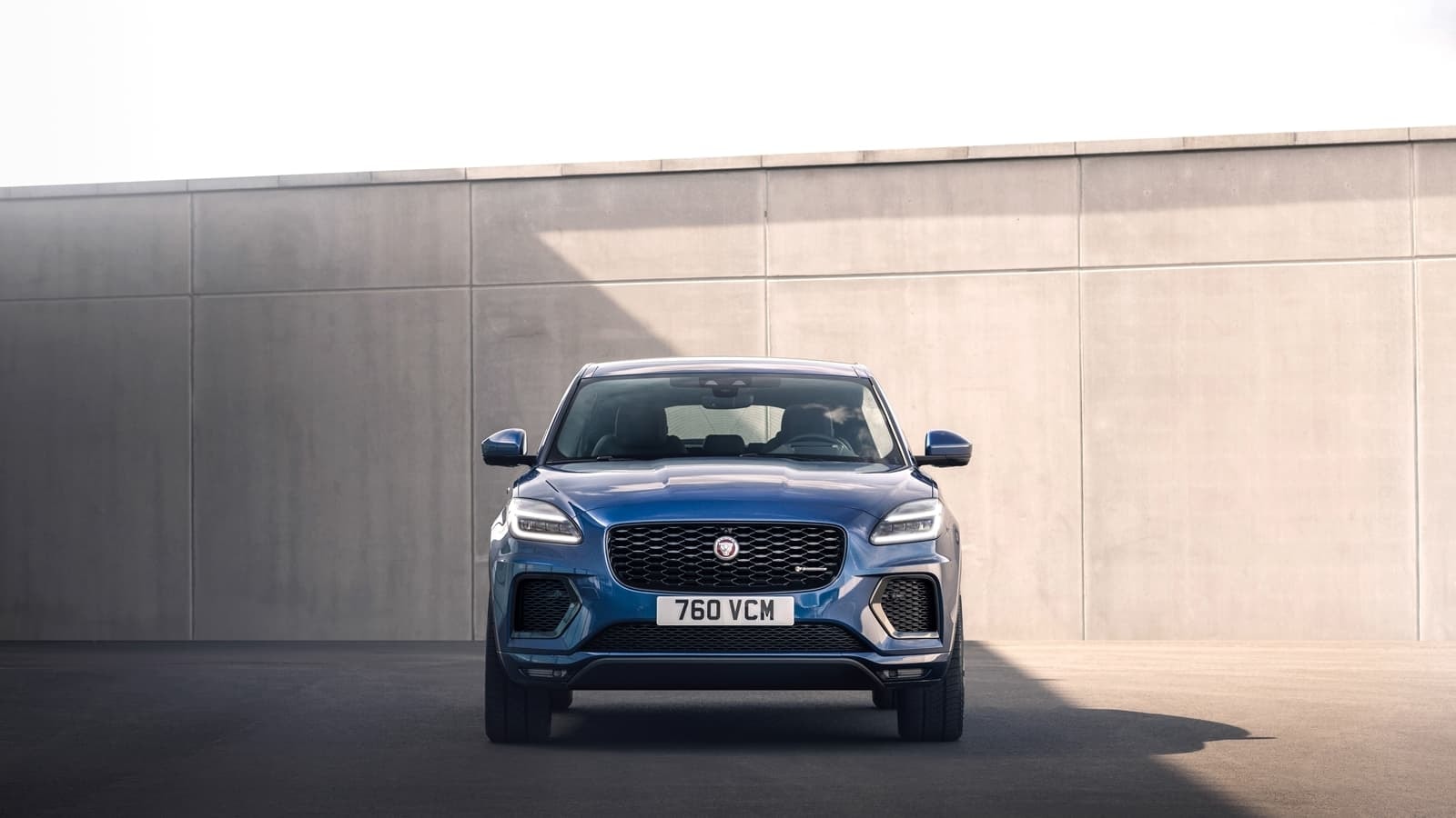 Frente del Jaguar E-Pace con diseño de parrilla y faros del modelo