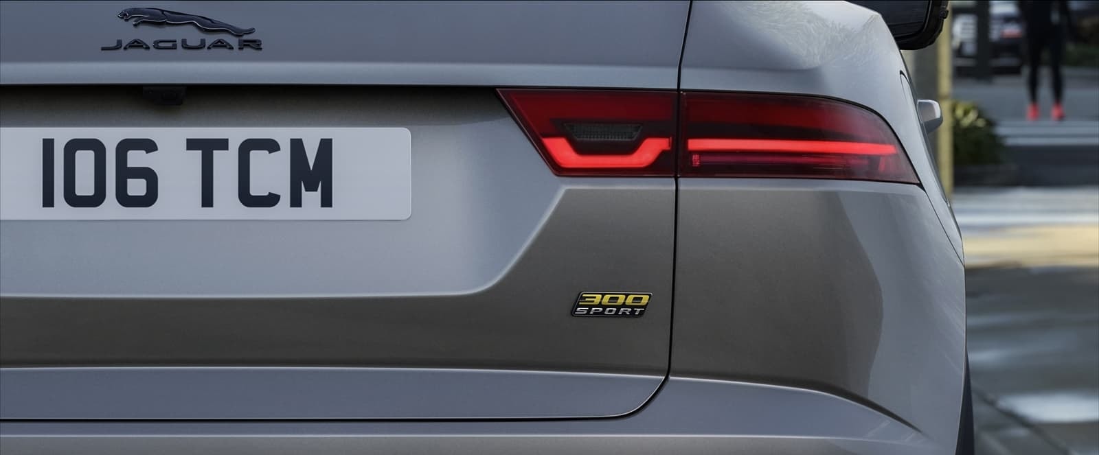 Detalle del grupo óptico trasero y la insignia del Jaguar E-Pace.