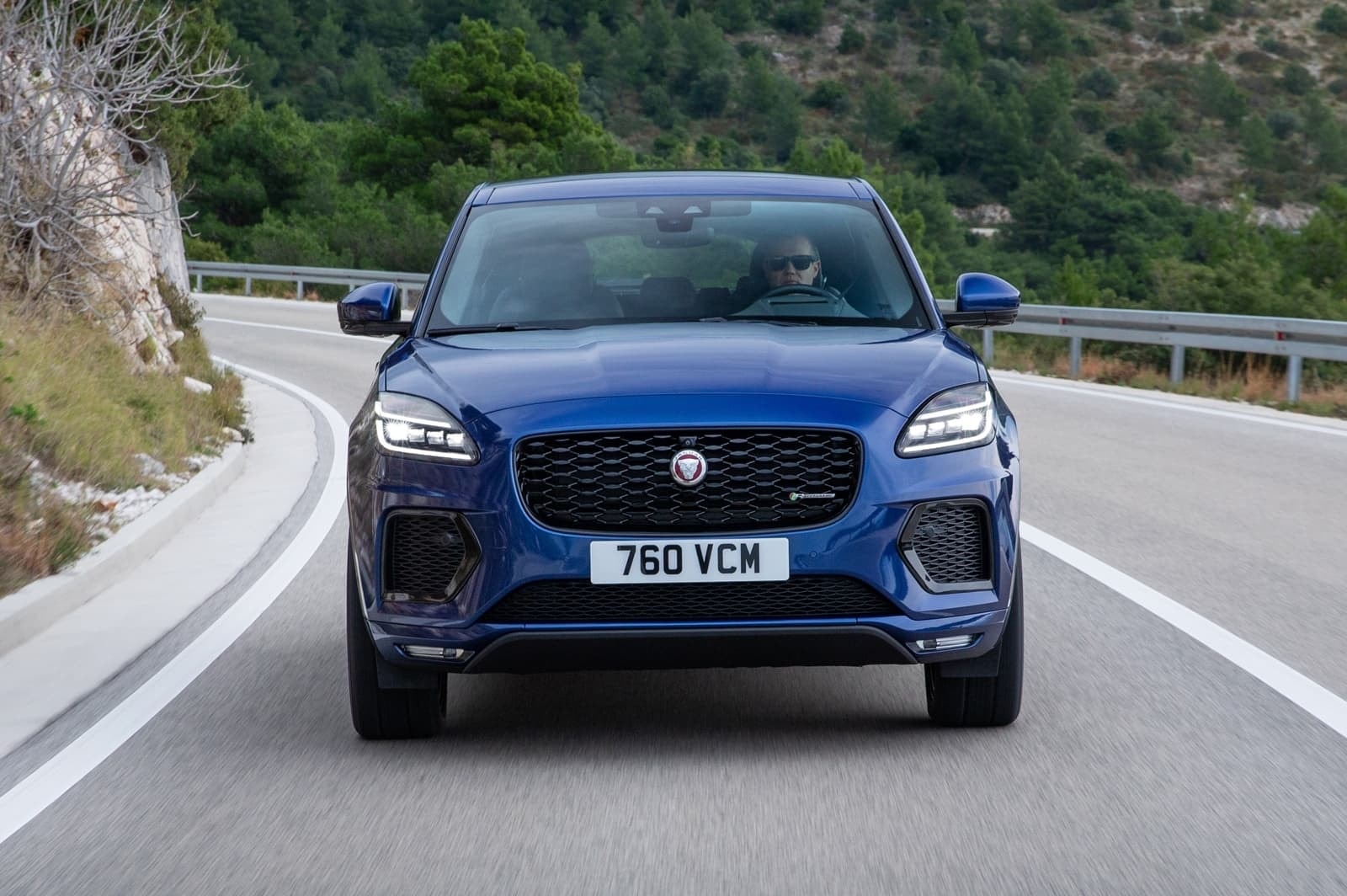 Cabina frontal del Jaguar E-Pace en carretera abierta