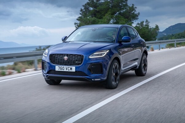 Vista dinámica del Jaguar E-Pace rodando sobre carretera.