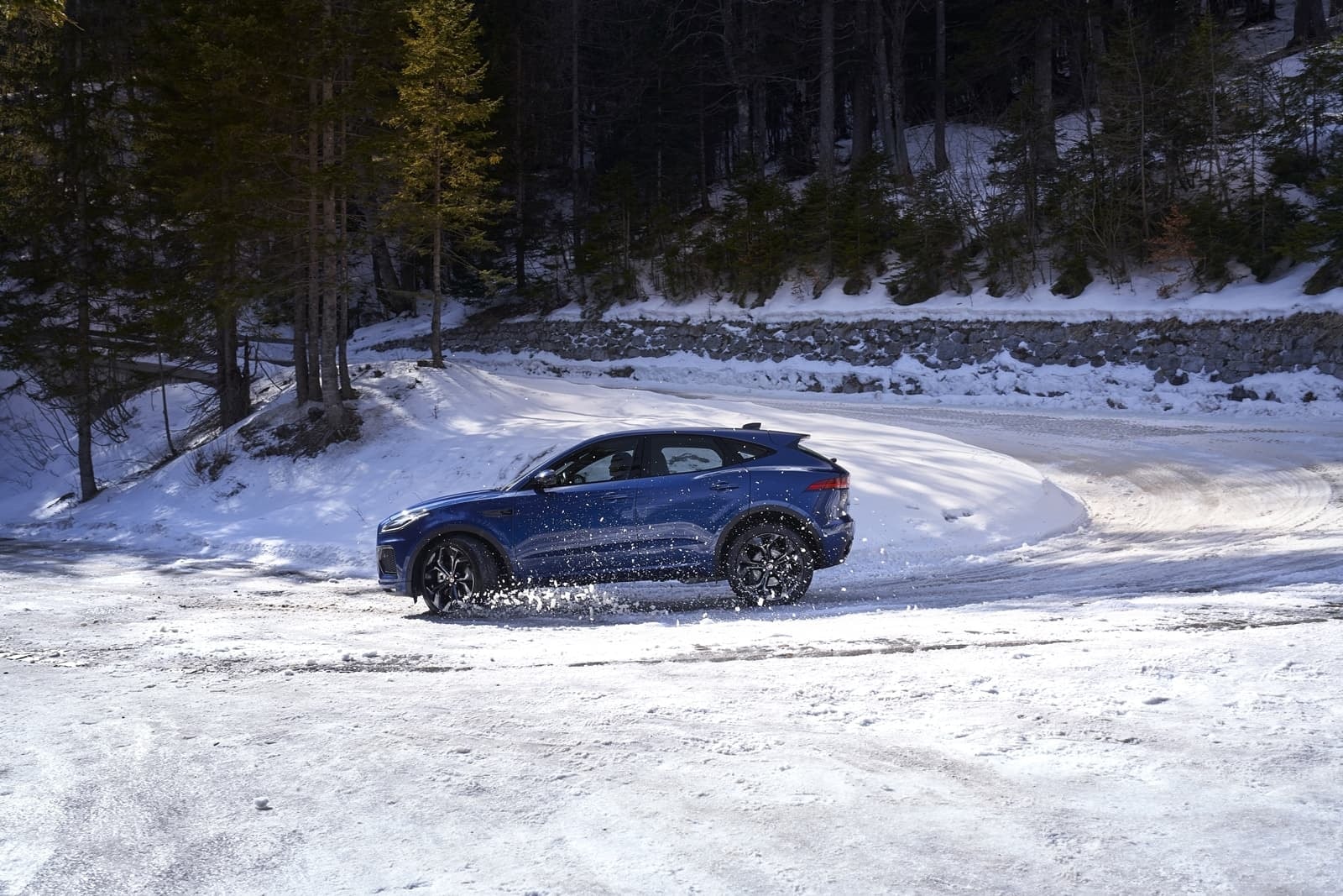 Imagen del E-Pace aprovechando su tracción en un contexto invernal y aventurero.