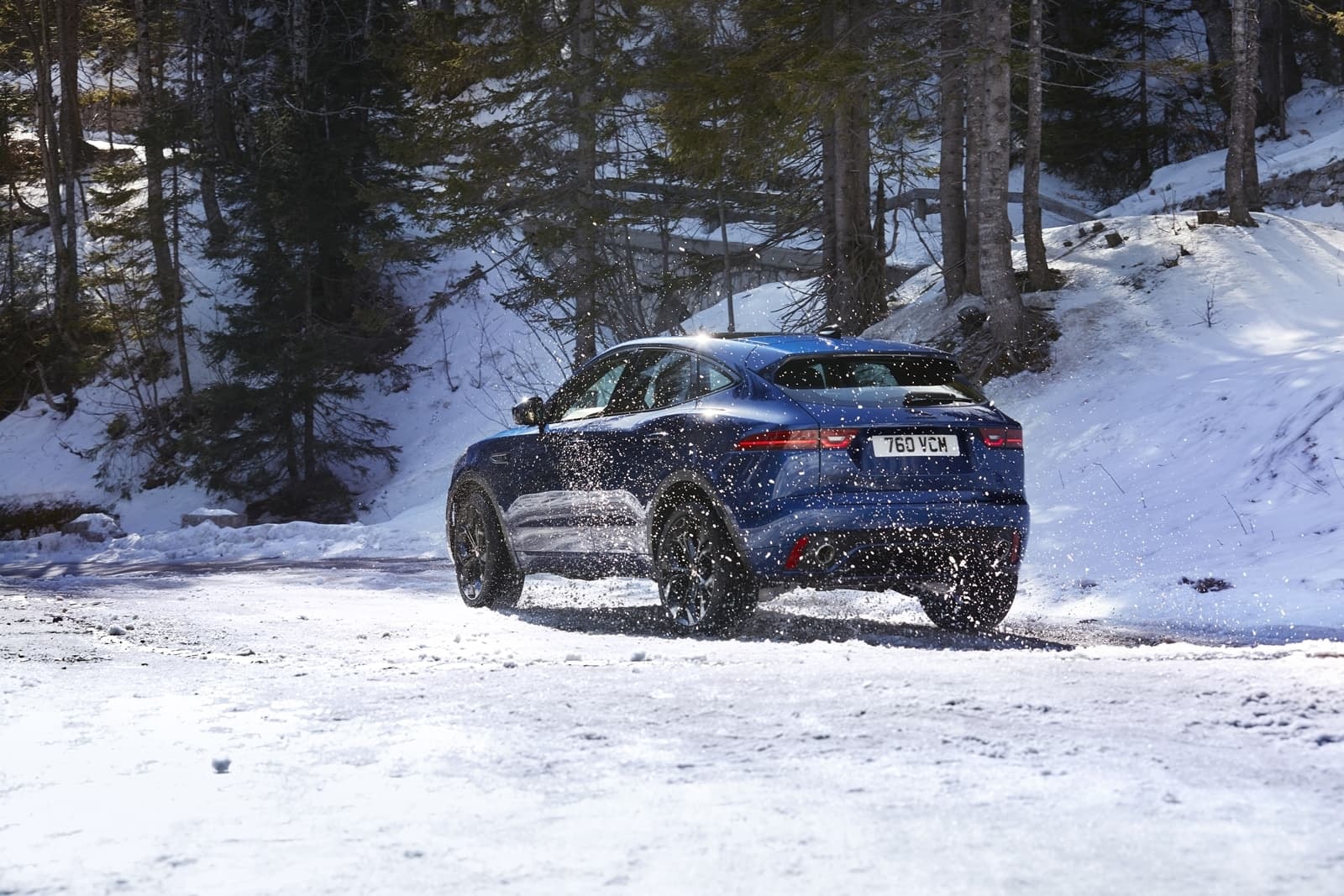 Vista trasera y lateral del Jaguar E-Pace en un entorno invernal